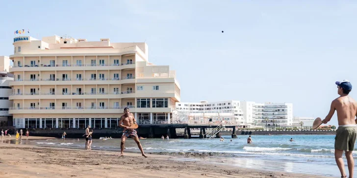 Dovolená na Tenerife: hotel se snídaní a terasou přímo na pláži, letovisko na jihu ostrova
