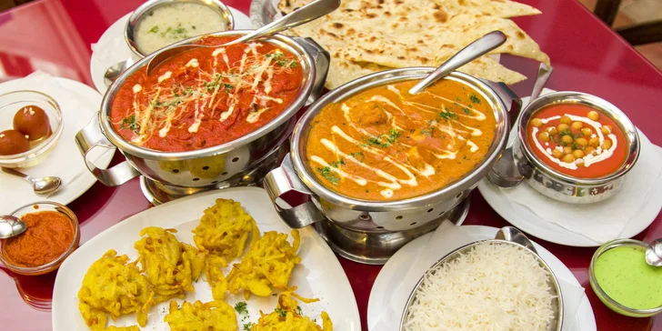 Indické čtyřchodové menu pro dva: předkrm, polévka, hlavní chod a dezert, výběr i pro vegetariány