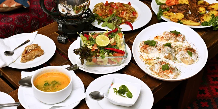 Afghánské degustační menu pro 2 i 4 osoby: jehněčí kotlety či mantu taštičky, samosa, baklava