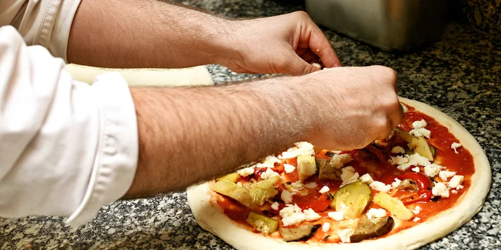 Pravé italské menu v samém centru Prahy: pizza dle výběru, tiramisu, pivo i sklenka či rovnou lahev vína