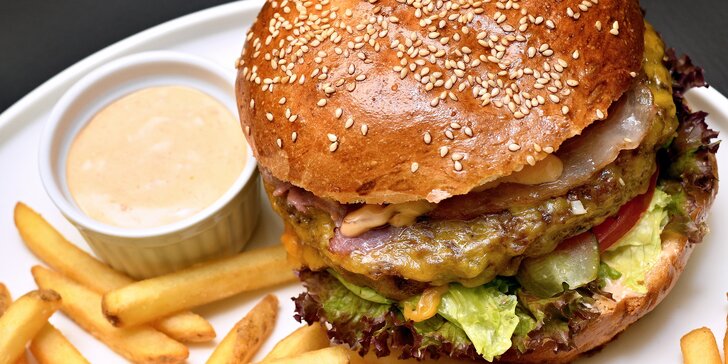 Hovězí burger s hranolky nebo i s nápojem na Újezdě pro 1 či 2 osoby