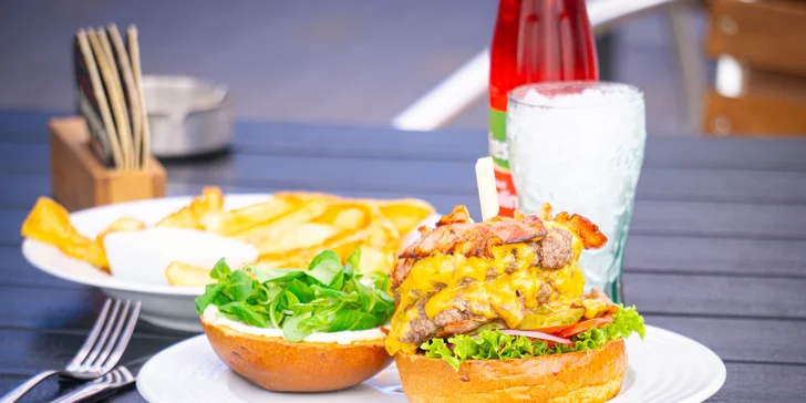 Parádní nálož: dvojitý cheeseburger či Z. B. B. burger v menu i s hranolky pro 2