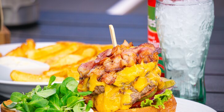 Parádní nálož: dvojitý cheeseburger či Z. B. B. burger v menu i s hranolky pro 2