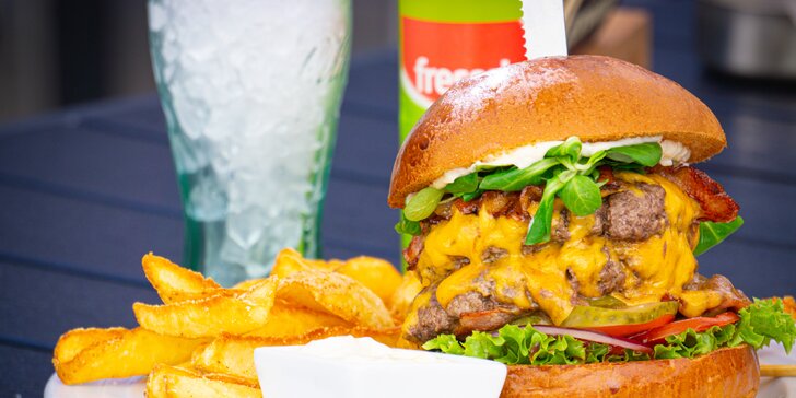 Parádní nálož: dvojitý cheeseburger či Z. B. B. burger v menu i s hranolky pro 2