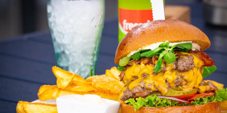 Parádní nálož: dvojitý cheeseburger či Z. B. B. burger v menu i s hranolky pro 2