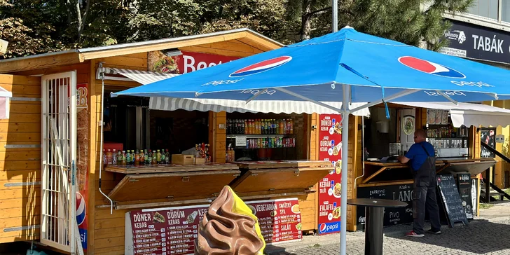 Kebab v boxu, pitě nebo tortille a nápoj na odnos s sebou