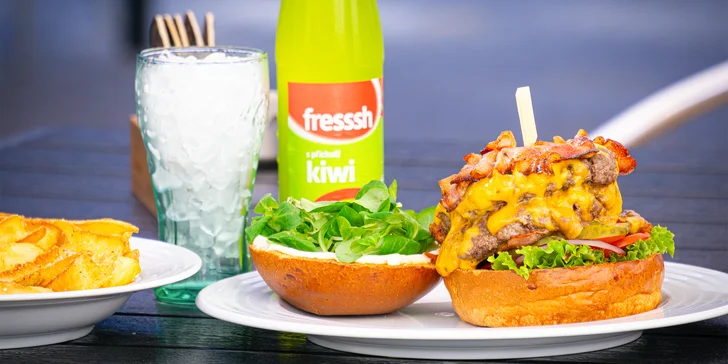 Parádní nálož: dvojitý cheeseburger či Z. B. B. burger v menu i s hranolky pro 2