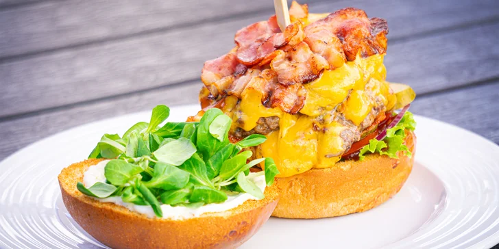 Parádní nálož: dvojitý cheeseburger či Z. B. B. burger v menu i s hranolky pro 2