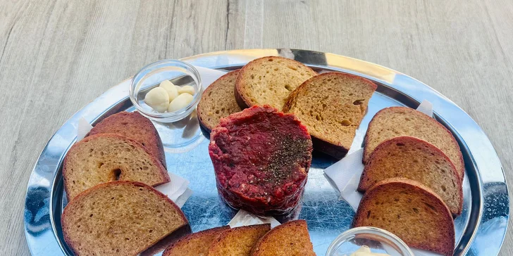 Pronájem bowlingové dráhy na 2 hodiny a tatarák či burger s hranolky pro 4 hráče na Ladronce