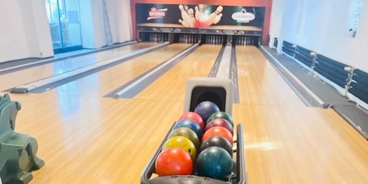 Pronájem bowlingové dráhy na 2 hodiny a tatarák či burger s hranolky pro 4 hráče na Ladronce