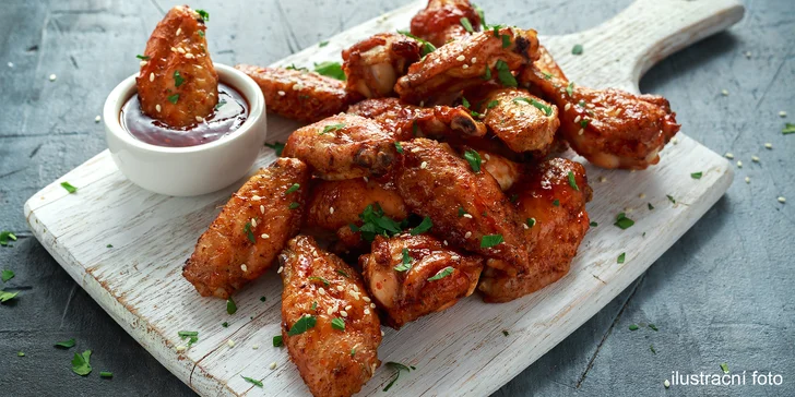 Zažeňte hlad: Pečená kuřecí křídla s pizza chlebem pro 1 i 2 os.