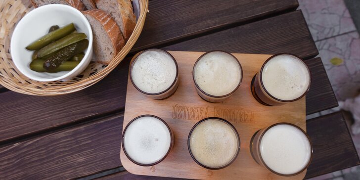 Pivní degustační prkénko pro dva: šest piv pro každého i paštika s chlebem a okurkou