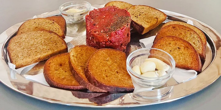 Pronájem bowlingové dráhy na 2 hodiny a tatarák či burger s hranolky pro 4 hráče na Ladronce