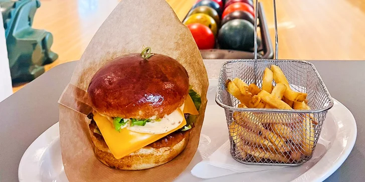 Pronájem bowlingové dráhy na 2 hodiny a tatarák či burger s hranolky pro 4 hráče na Ladronce