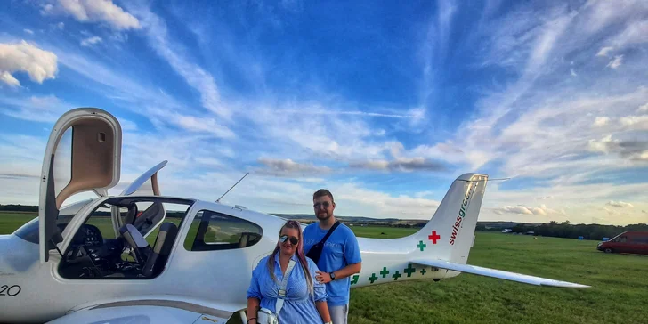 Romantický vyhlídkový let pro 2 osoby luxusním letadlem Cirrus SR 20 a k tomu sekt