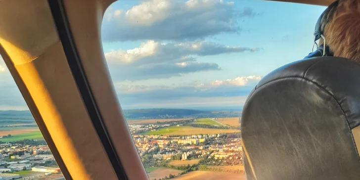 Romantický vyhlídkový let pro 2 osoby luxusním letadlem Cirrus SR 20 a k tomu sekt