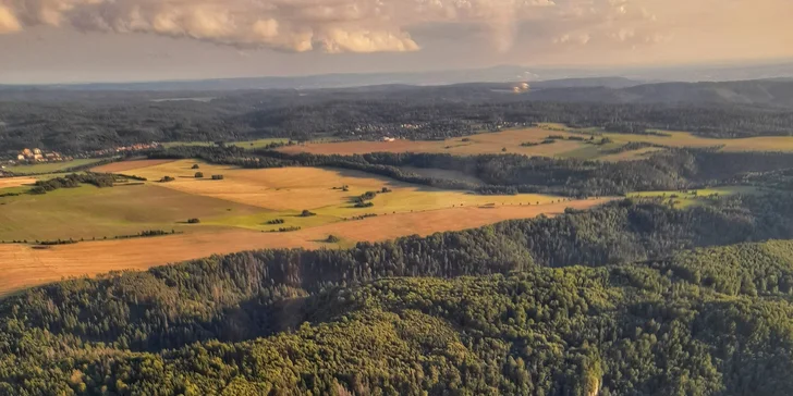 Romantický vyhlídkový let pro 2 osoby luxusním letadlem Cirrus SR 20 a k tomu sekt