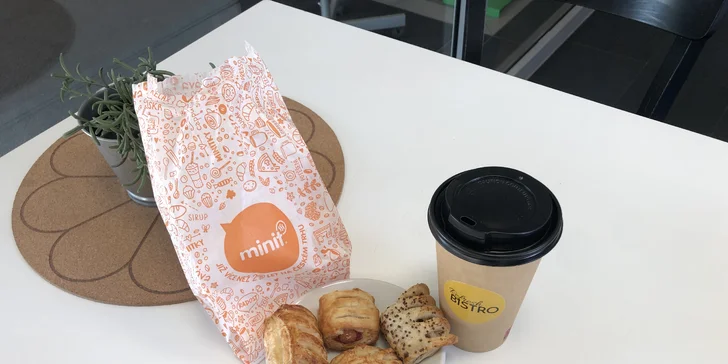 Velké caffé latte a minipečivo dle výběru pro 1 nebo 2 osoby