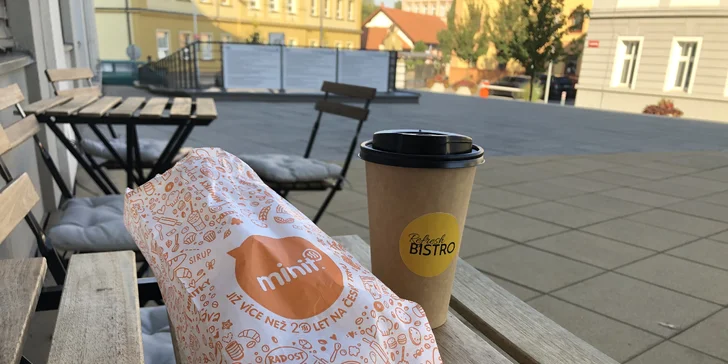 Velké caffé latte a minipečivo dle výběru pro 1 nebo 2 osoby