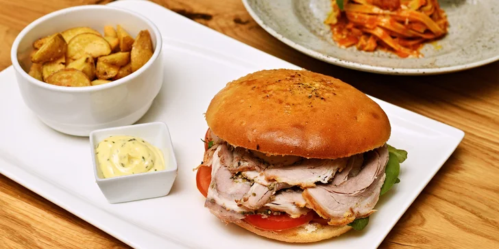 Degustační menu ve vyhlášené italské restauraci: těstoviny s boloňskou i mušlemi, cejn či porchetta a víno