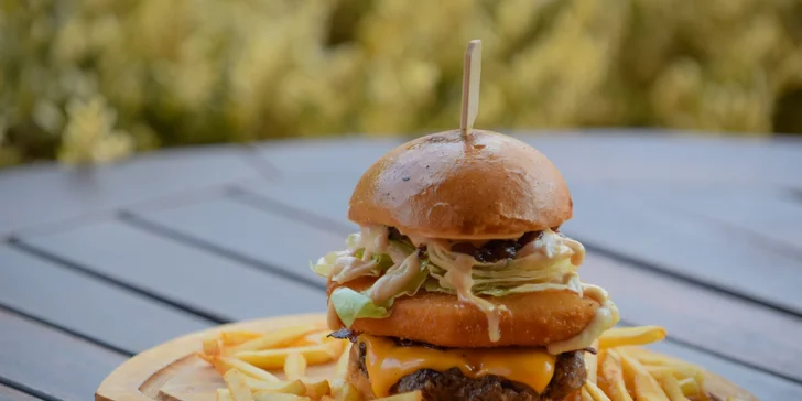 Burger s hovězím, smažákem či obojím, hranolky a velké pivo Bernard