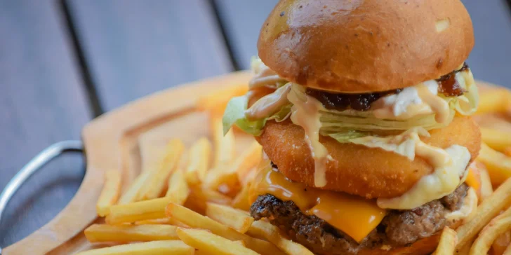 Burger s hovězím, smažákem či obojím, hranolky a velké pivo Bernard