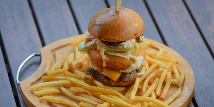 Burger s hovězím, smažákem či obojím, hranolky a velké pivo Bernard