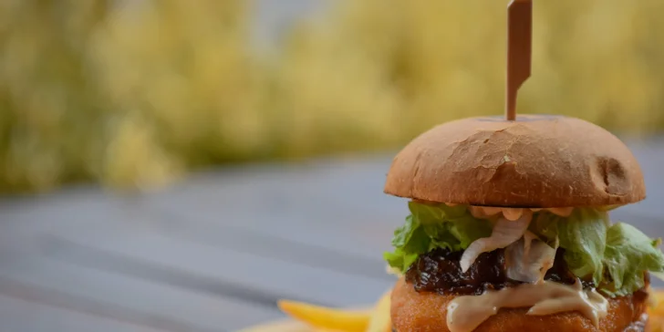Burger s hovězím, smažákem či obojím, hranolky a velké pivo Bernard