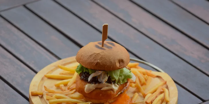 Burger s hovězím, smažákem či obojím, hranolky a velké pivo Bernard