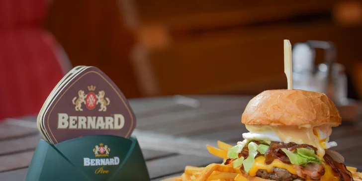 Burger s hovězím, smažákem či obojím, hranolky a velké pivo Bernard