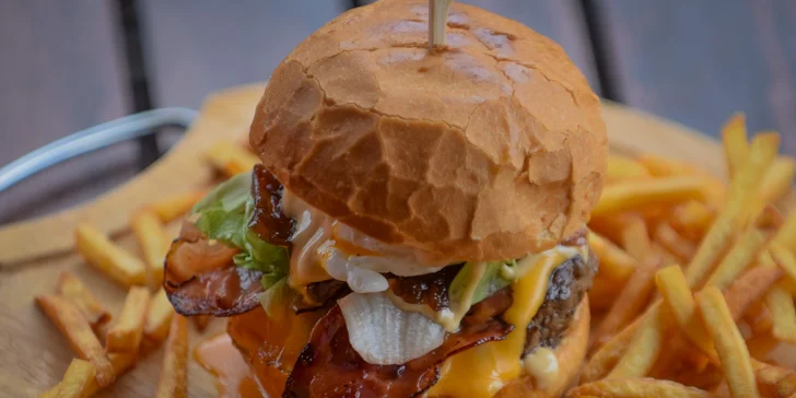 Burger s hovězím, smažákem či obojím, hranolky a velké pivo Bernard