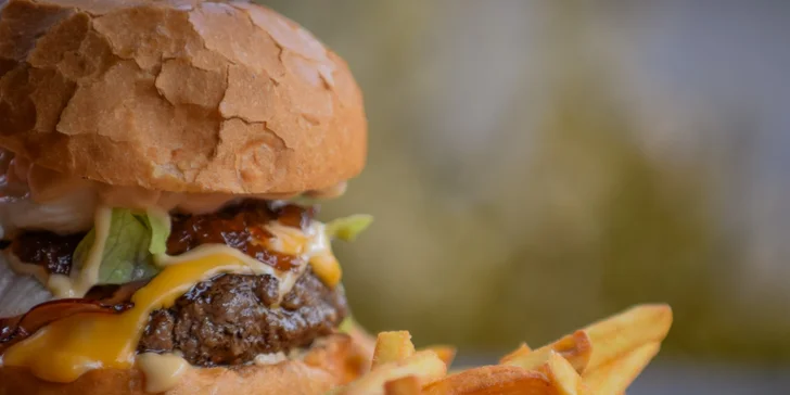 Burger s hovězím, smažákem či obojím, hranolky a velké pivo Bernard