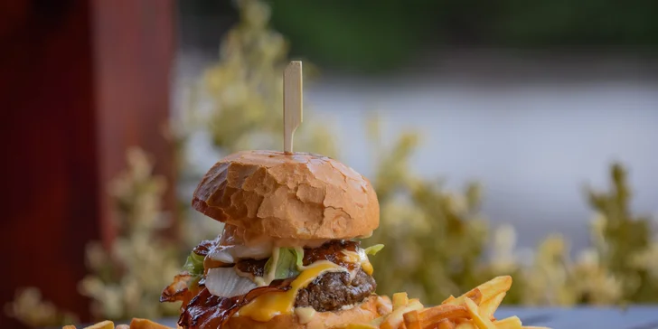 Burger s hovězím, smažákem či obojím, hranolky a velké pivo Bernard