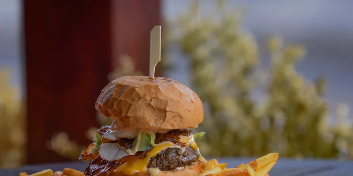 Burger s hovězím, smažákem či obojím, hranolky a velké pivo Bernard