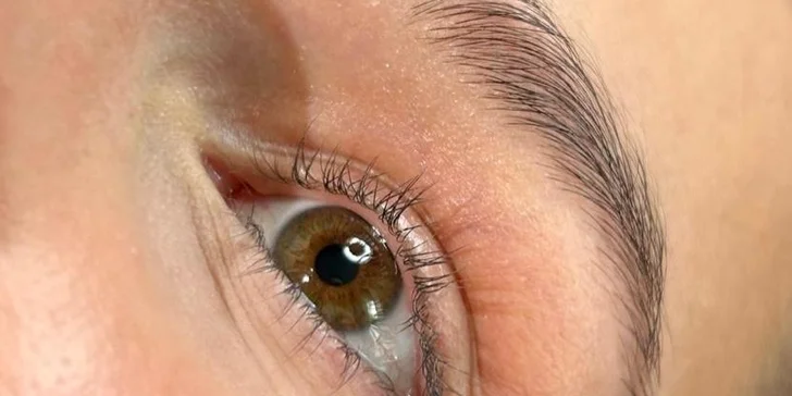 Pronikavý pohled: lash lifting či laminace obočí na Smíchově