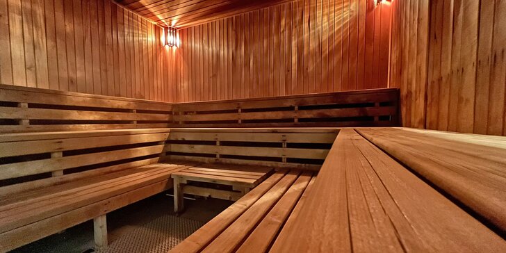 Grilované vepřové koleno i neomezený vstup do wellness s finskou saunou a parní lázní pro jednoho i pár