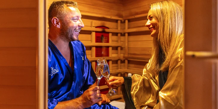 2 hodiny privátního wellness: vířivá vana nebo i infrasauna s lahví sektu