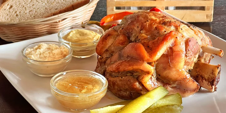 Grilované vepřové koleno i neomezený vstup do wellness pro jednoho i pár