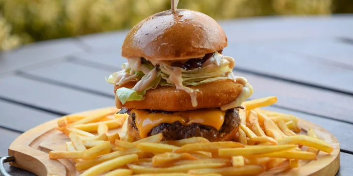 Burger s hovězím, smažákem či obojím, hranolky a velké pivo Bernard