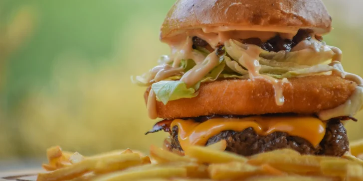 Burger s hovězím, smažákem či obojím, hranolky a velké pivo Bernard