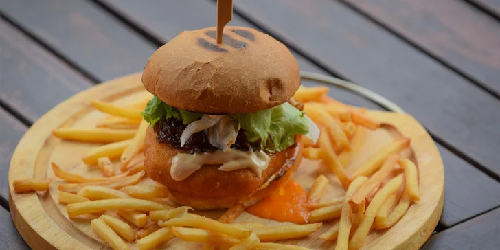 Burger s hovězím, smažákem či obojím, hranolky a velké pivo Bernard
