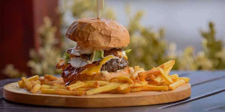 Burger s hovězím, smažákem či obojím, hranolky a velké pivo Bernard