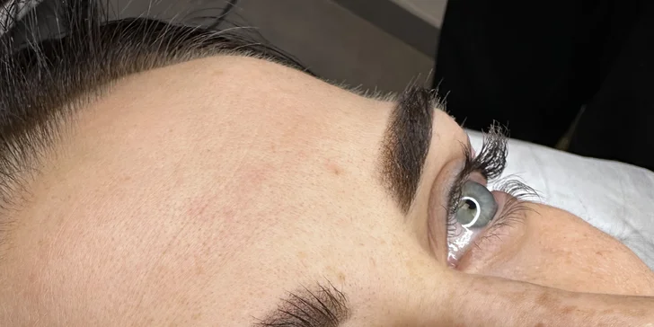 Přirozeně vypadající permanentní make-up: akvarelové rty, pudrové obočí nebo oční linky