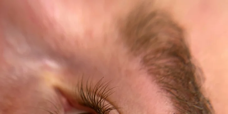 Přirozeně vypadající permanentní make-up: akvarelové rty, pudrové obočí nebo oční linky