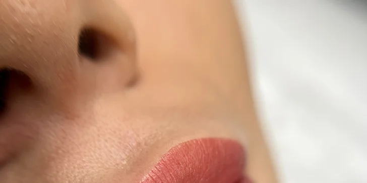 Přirozeně vypadající permanentní make-up: akvarelové rty, pudrové obočí nebo oční linky