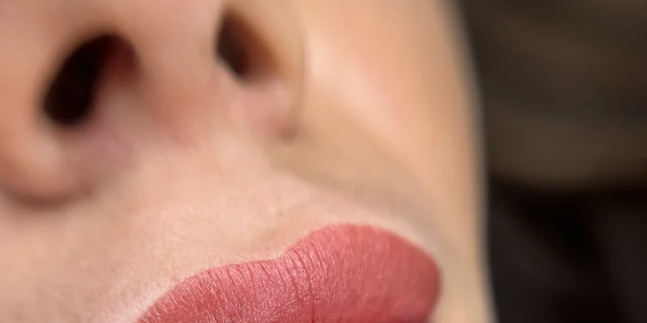 Přirozeně vypadající permanentní make-up: akvarelové rty, pudrové obočí nebo oční linky