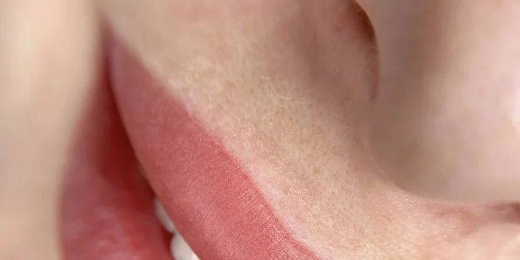 Přirozeně vypadající permanentní make-up: akvarelové rty, pudrové obočí nebo oční linky