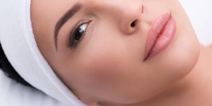 Přirozeně vypadající permanentní make-up: akvarelové rty, pudrové obočí nebo oční linky