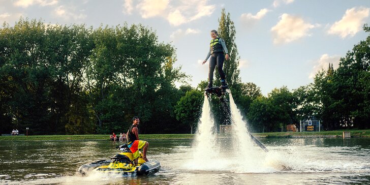 Adrenalin nad vodou: lekce na flyboardu s Petrem Civínem a FlyboardShow