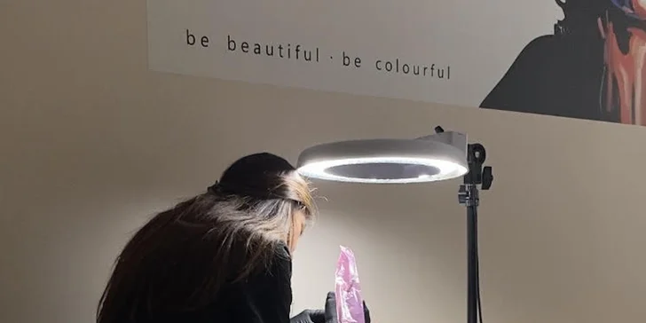Permanentní make-up na Vinohradech: linky mezi řasy, pudrové obočí i korekce